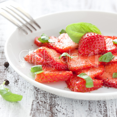 frisches Carpaccio mit Erdbeeren / fresh carpaccio with strawber