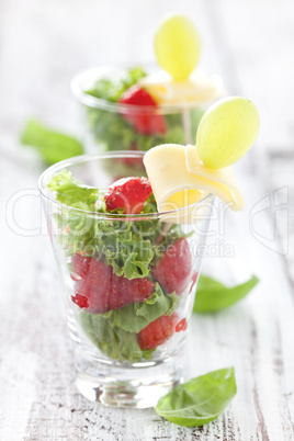 kleiner Appetizer mit Erdbeeren / mixed salat with strawberries