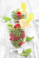 kleiner Appetizer mit Erdbeeren / mixed salat with strawberries