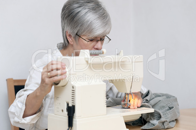 Frau mit elektrischer Nähmaschine