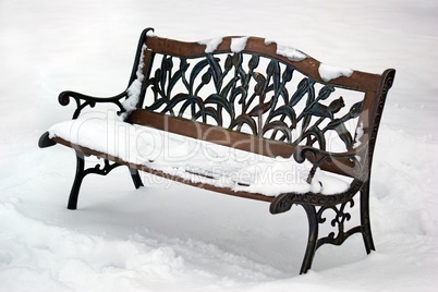 verschneite Sitzbank