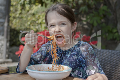 Mädchen isst Spaghetti