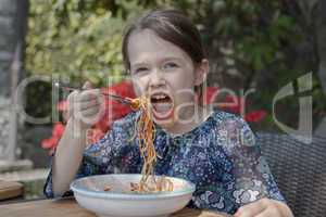 Mädchen isst Spaghetti