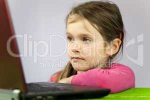 sieben jähriges Mädchen mit Laptop