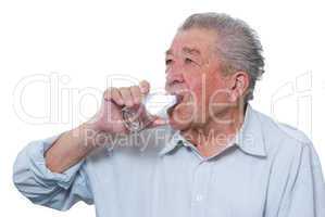 Senior trinkt Wasser