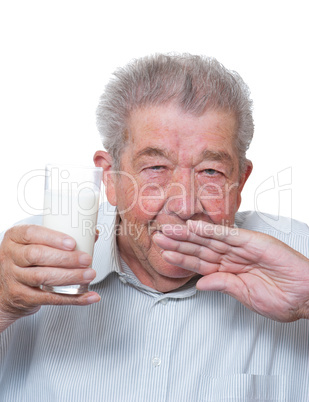 Senior trinkt ein Glas Milch