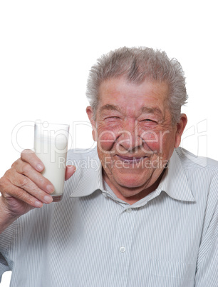 Senior hält glücklich ein Glas mit Milch in der Hand