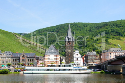 Bernkastel mit Ausflugsschiff