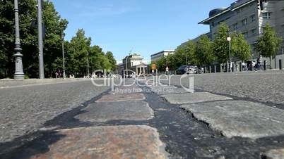 Pflastersteine zur Erinnerung an die Berliner Mauer am Brandenburger Tor in Berlin, Deutschland