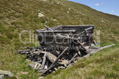 Verfallene Almhütte