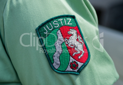 Abzeichen Justiz auf einem Hemdsärmel Justice badge on a shirt s