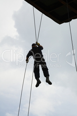 Polizist seilt sich ab Policeman in action