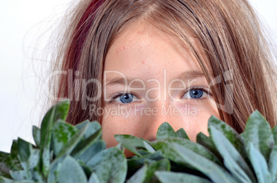 Mädchen mit grünen Blättern
