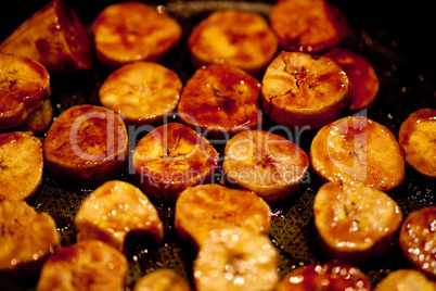 bananas in the pan in boiling caramel