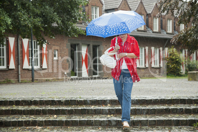 Frau im Regen