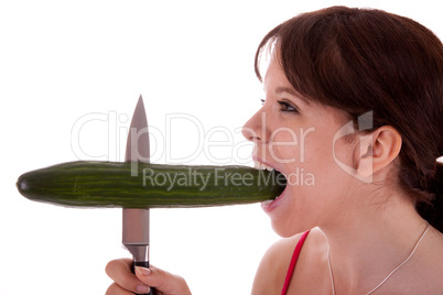 Junge Frau mit Gemüse