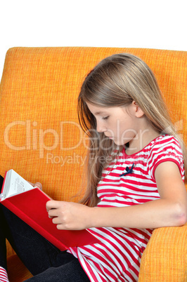 Kind ließt ein Buch im Sessel
