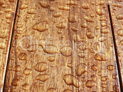 Regentropfen auf geöltem Holz