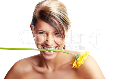 Frau mit Blume im Mund