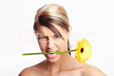 Frau mit Blume im Mund