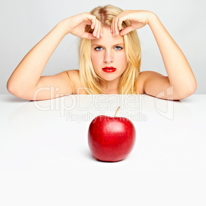 Blonde junge Frau mit Apfel