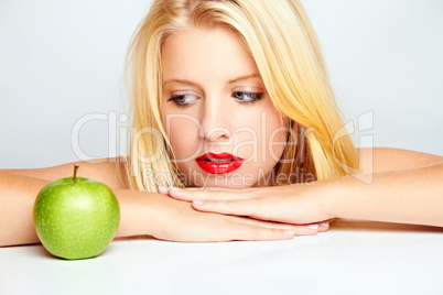 Blonde junge Frau mit Apfel