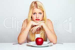 Blonde junge Frau mit Apfel