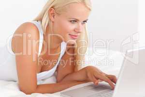 Close up of a woman using a laptop