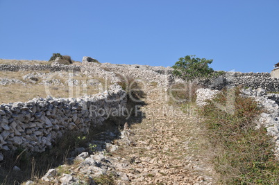 Feldweg auf Pag, Kroatien Feldweg auf Pag, Kroatien