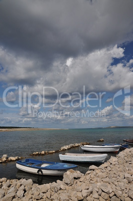 Boote an der Küste von Pag, Kroatien