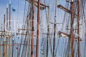 Masten von Segelschiffen in Kiel Holtenau