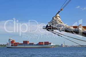 Containerschiff auf der Kieler Förde