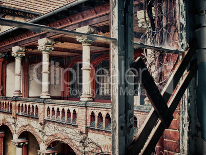 Blick durch ein zerschlagenes Fenster