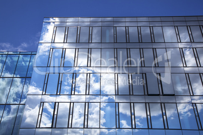 Wolkenspiegelungen in einer Hochhausfassade