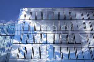 Wolkenspiegelungen in einer Hochhausfassade