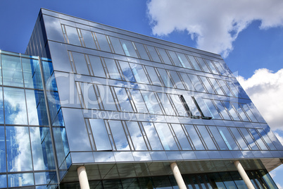 Wolkenspiegelungen in einer Hochhausfassade