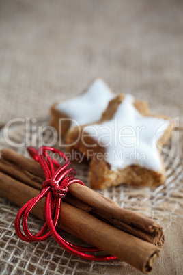 Zimtstangen und Sterne - Cinnamon Sticks and Cookies