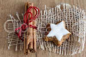 Zimtstangen und Sterne - Cinnamon Sticks and Cookies