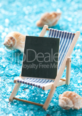 Liegestuhl mit Schild / deck chair with board