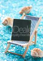 Liegestuhl mit Schild / deck chair with board