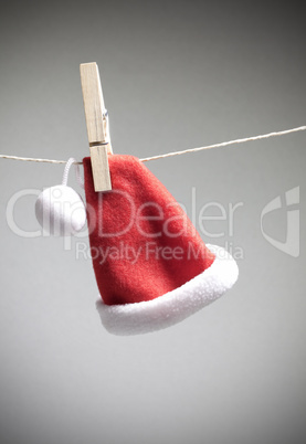 Weihnachtsmannmütze an Wäscheleine / santa hat on cord
