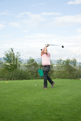 Golfspieler beim Abschlag