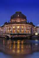 Bodemuseum Berlin am Abend zur blauen Stunde