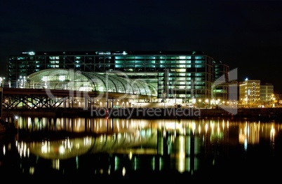 Hauptbahnhof Berlin Lichter der Stadt mit Wasserspiegelung