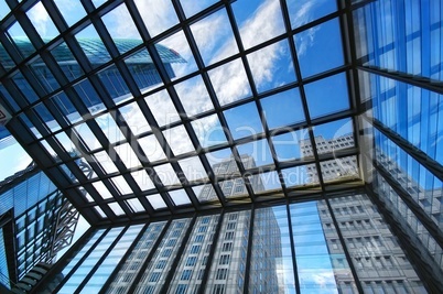 Tower und Hochhäuser mit Dach des Bahnhofs am Potsdamer Platz Berlin