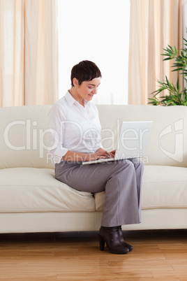 Short-haired woman with a laptop