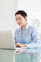 Short-haired businesswoman with a laptop