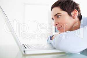 Brunette short-haired businesswoman with a laptop