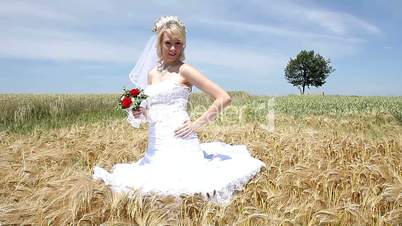 posierende Braut in einem Getreidefeld