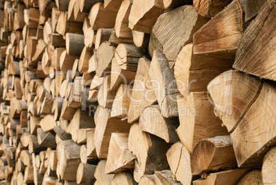 Großer Stapel Brennholz